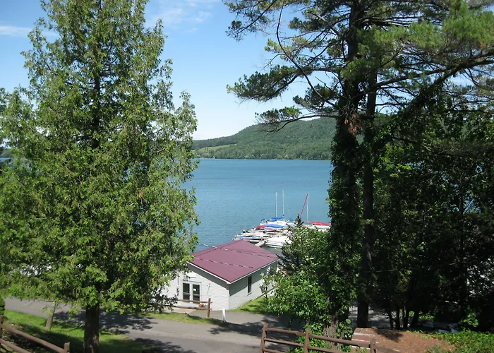 Lake 'N Pines Motel