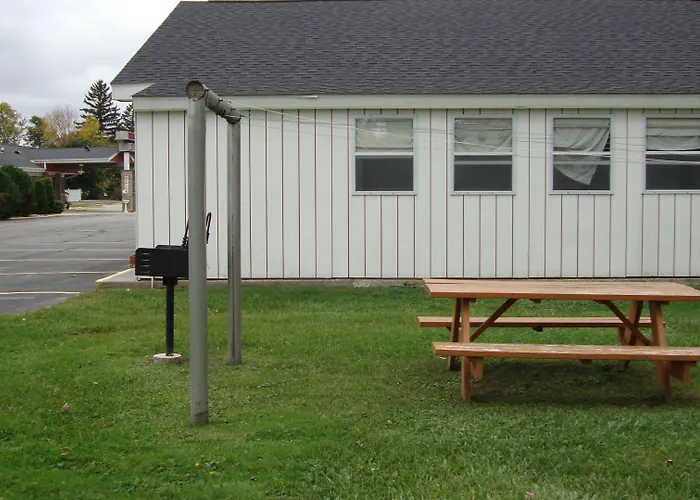 Pinconning Trail Inn Motel