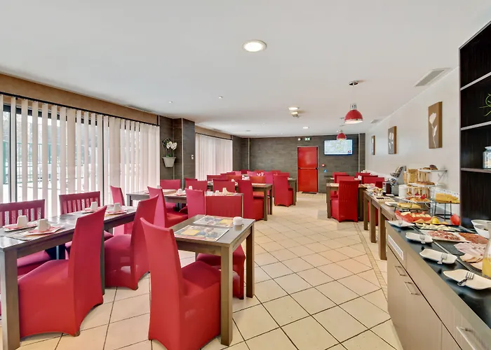 Hotel Paris Pacific: Metro-Adjacent Lodging Near Orly Airport