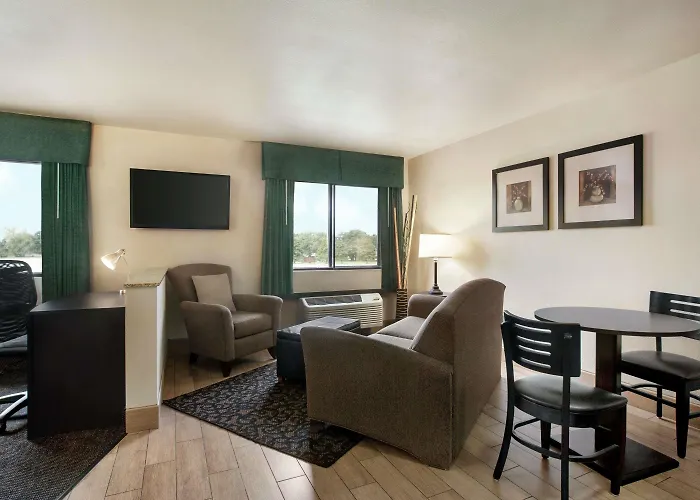 Travelodge By Wyndham Livonia