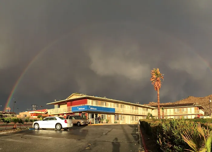 Hilltop Inn & Suites
