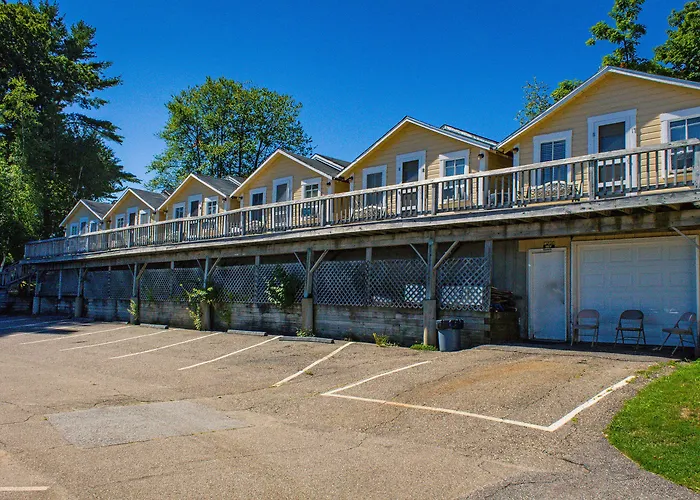 Half Moon Motel & Cottages