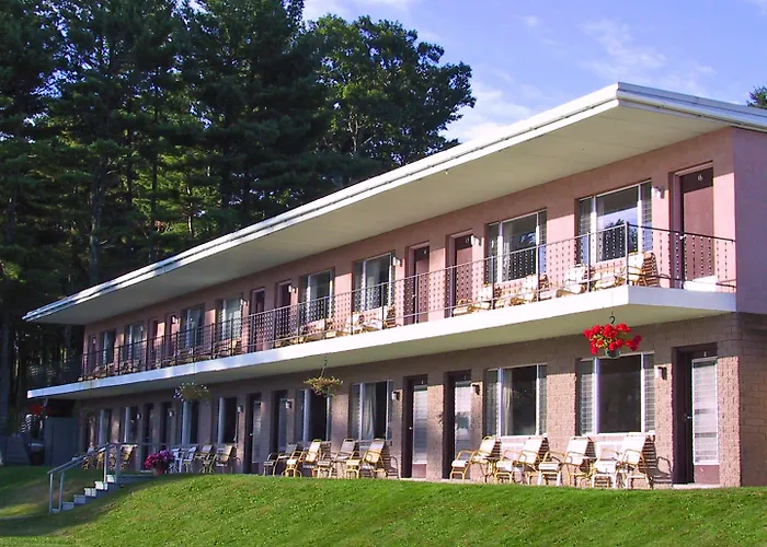 Half Moon Motel & Cottages