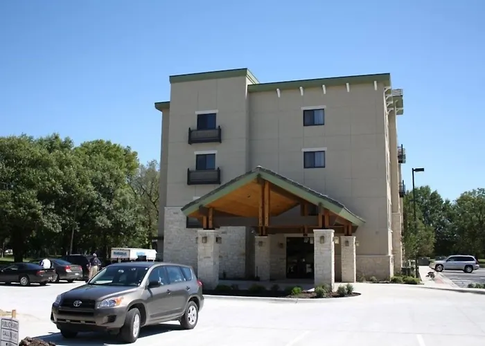 Parkwood Inn & Suites