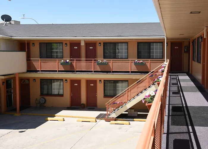 Esquire Inn