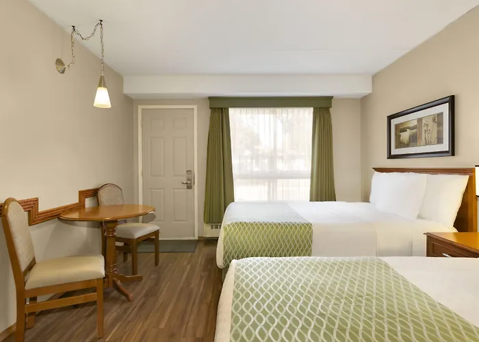 Colonial Square Inn & Suites