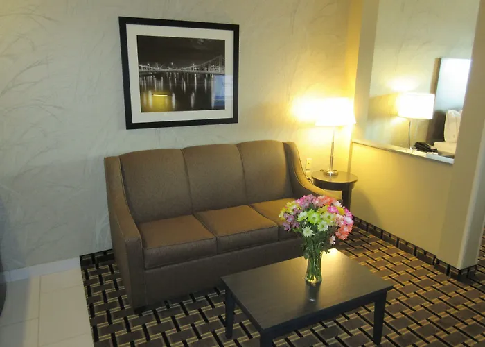 Holiday Inn Express & Suites Butler By Ihg