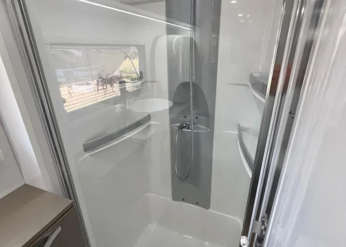 Gympie Luxury Caravan With Ensuite Bathroom