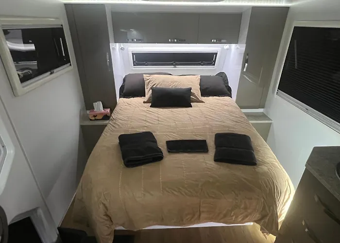 Gympie Luxury Caravan With Ensuite Bathroom