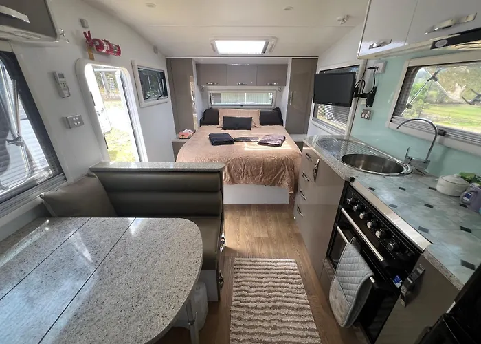 Gympie Luxury Caravan With Ensuite Bathroom