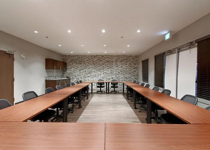 Home Inn & Suites Regina Airport