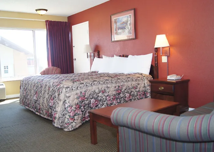 Holiday Lodge & Suites
