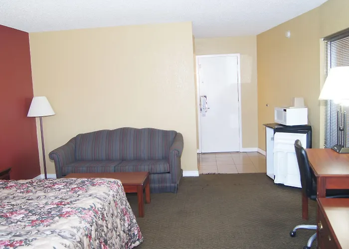 Holiday Lodge & Suites