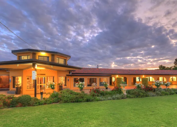 Twin Swans Motel