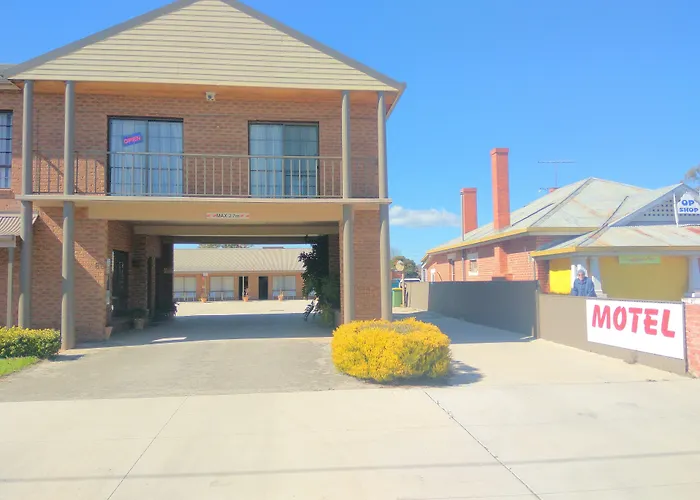 Holbrook Town Centre Motor Inn