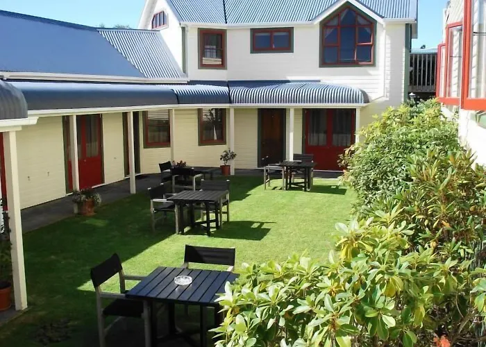 Ducks & Drakes Boutique Motel & Backpackers