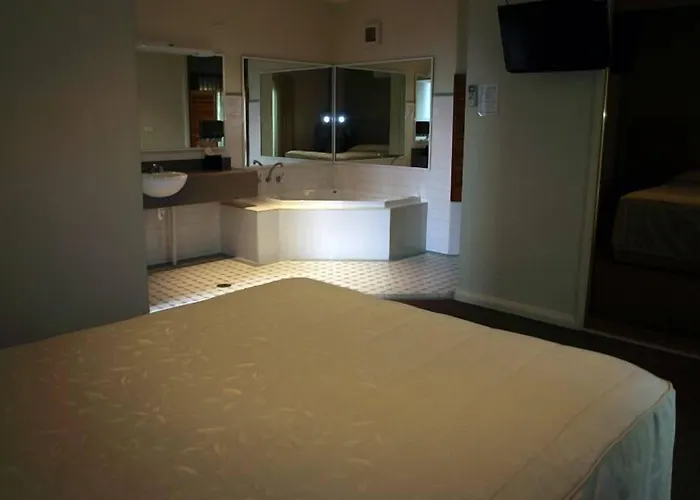 Francis Phillip Motor Inn And The Lodge