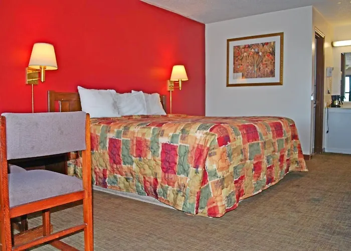 Travelodge By Wyndham Calhoun South I-75