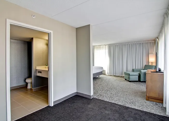 Holiday Inn Express & Suites Oshawa Downtown - Toronto Area By Ihg