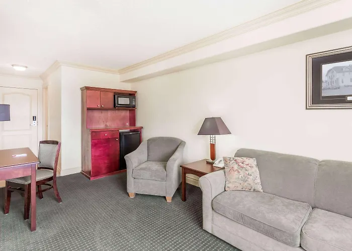 Ramada By Wyndham Hinton
