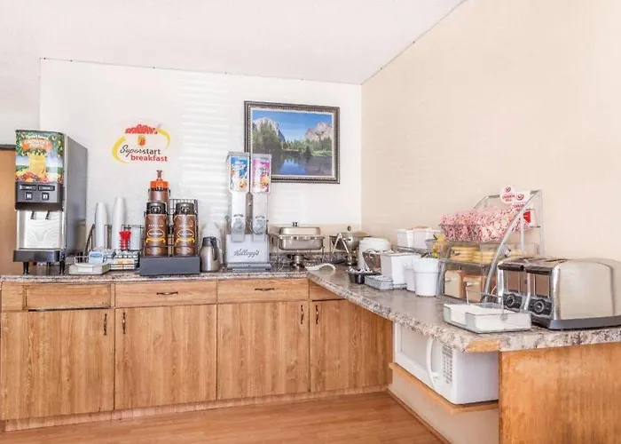 Super 8 By Wyndham Montgomery Maybrook