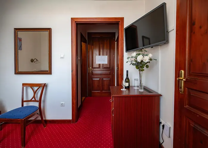 Madi Kuria Hotel Es Rendezvenykoezpont