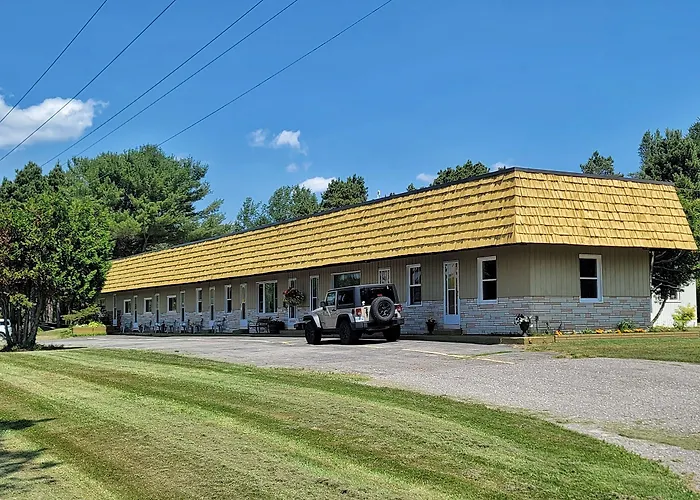 Maciver'S Motel And Camp