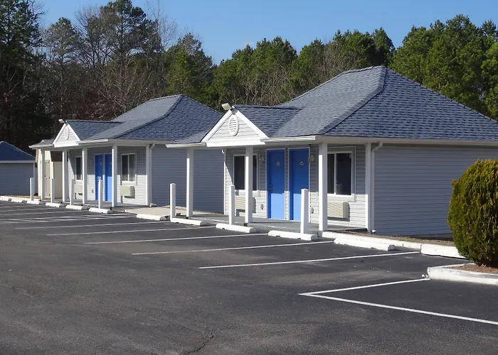 Village Inn & Suites - Smithville