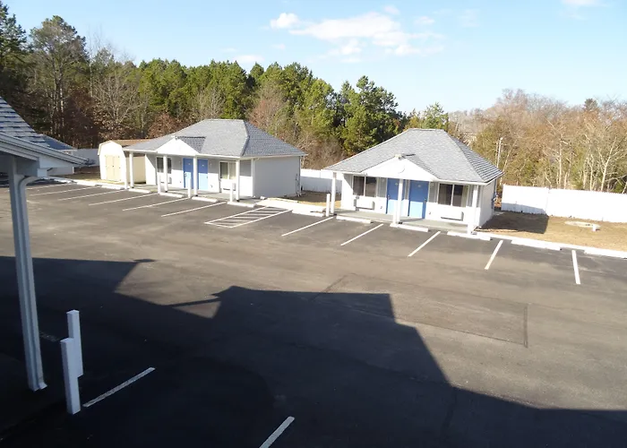 Village Inn & Suites - Smithville
