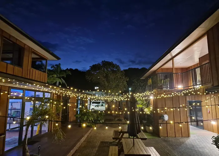 Palm Tree Apartments & Backpackers
