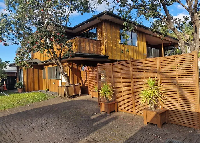 Palm Tree Apartments & Backpackers