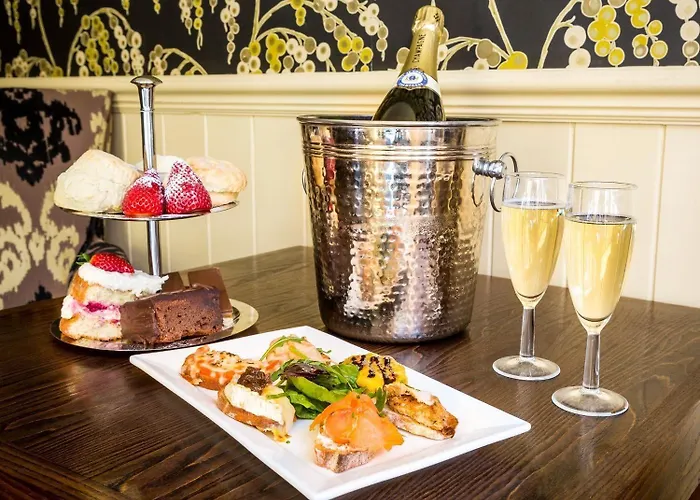 The Lounge Hotel & Bar