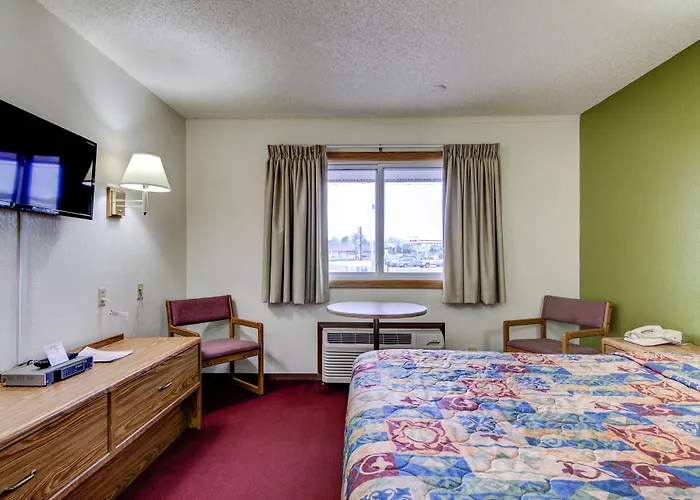 Bloomer Inn & Suites