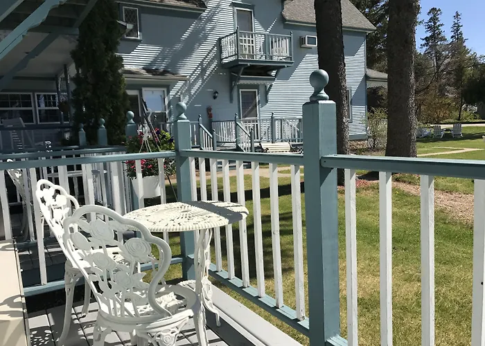 Harbor Light Inn