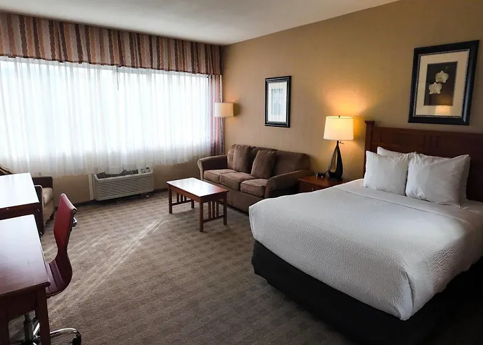 Ramada By Wyndham Kelowna Hotel & Conference Center- Pool, Hot Tub, And Restaurant