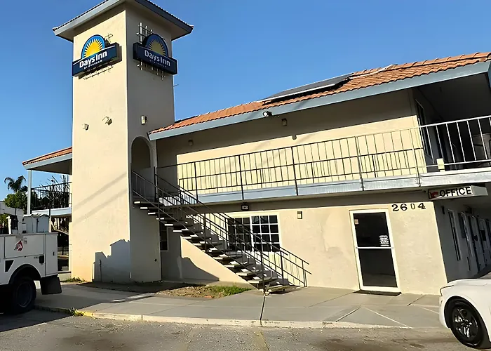 Days-Inn By Wyndham Bakersfield
