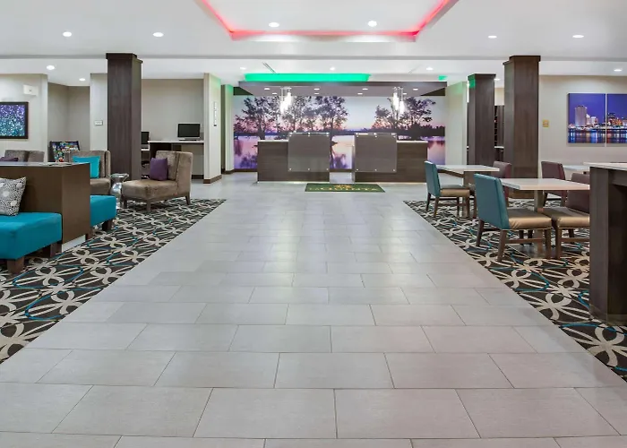 La Quinta By Wyndham Lake Charles - Westlake