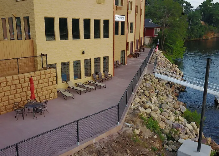 Natura Vue Resort & Boathouse