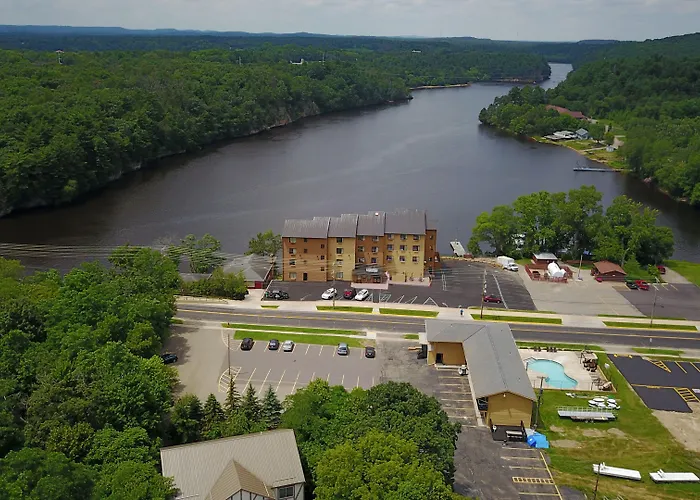Natura Vue Resort & Boathouse