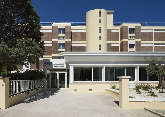 Logis Hotel Les Pins - Operalia