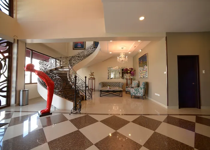 Quindeloma Art Hotel & Gallery