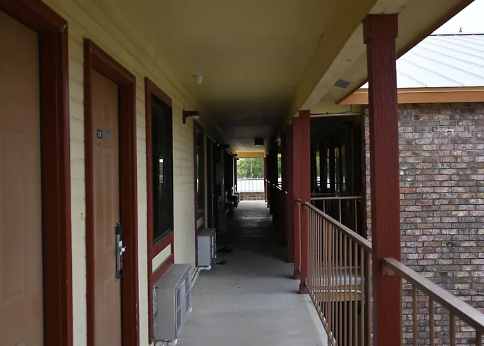 Coachway Inn