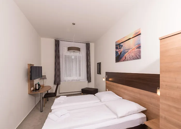 Boutique-Hotel Kronenstuben - unschlagbare Zentrumsnähe direkt am Marstall&Marktplatz - Schloss in 3 Min - Frühstück - Langzeitmiete