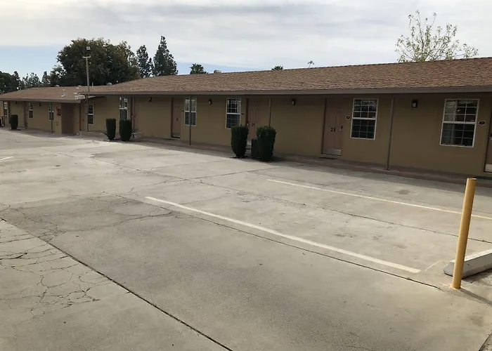 Toppers Motel