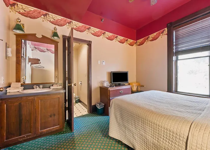 Historic Iron Horse Inn - Deadwood
