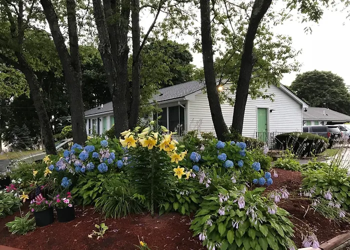 Founder'S Brook Motel And Suites