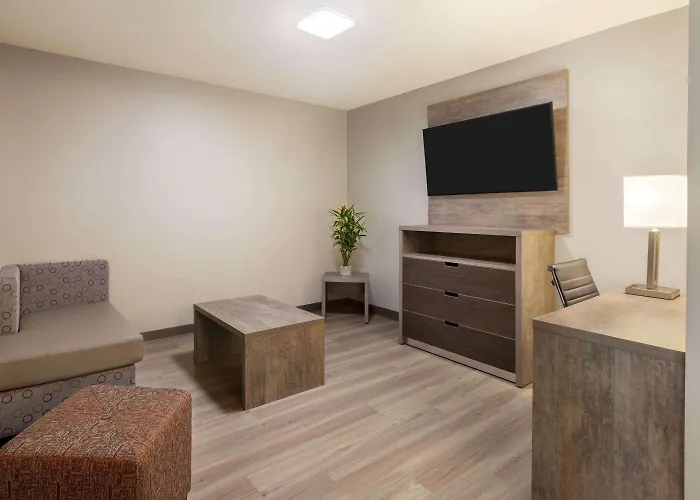 Days Inn & Suites By Wyndham Bowling Green