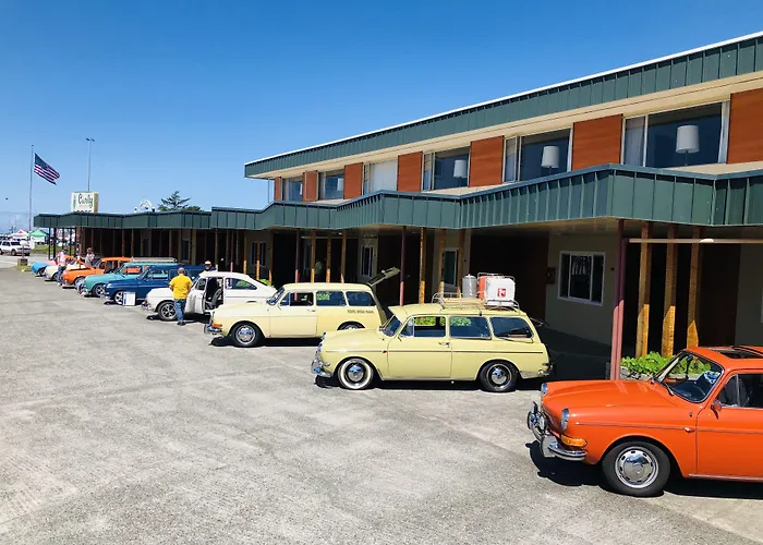 Curly Redwood Lodge