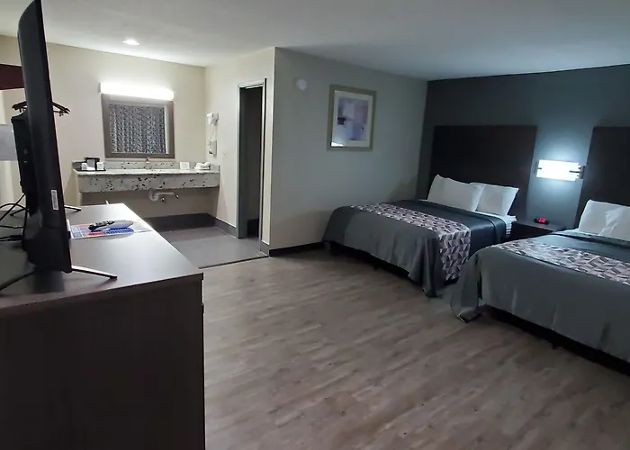 Crescent Park Motel & Suites
