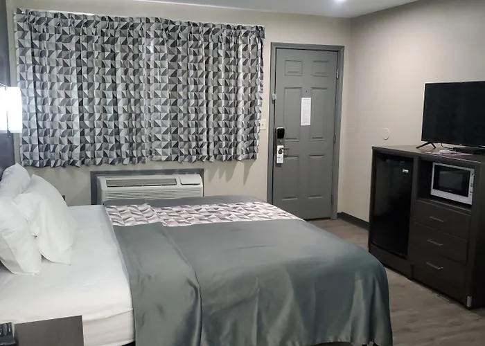 Crescent Park Motel & Suites